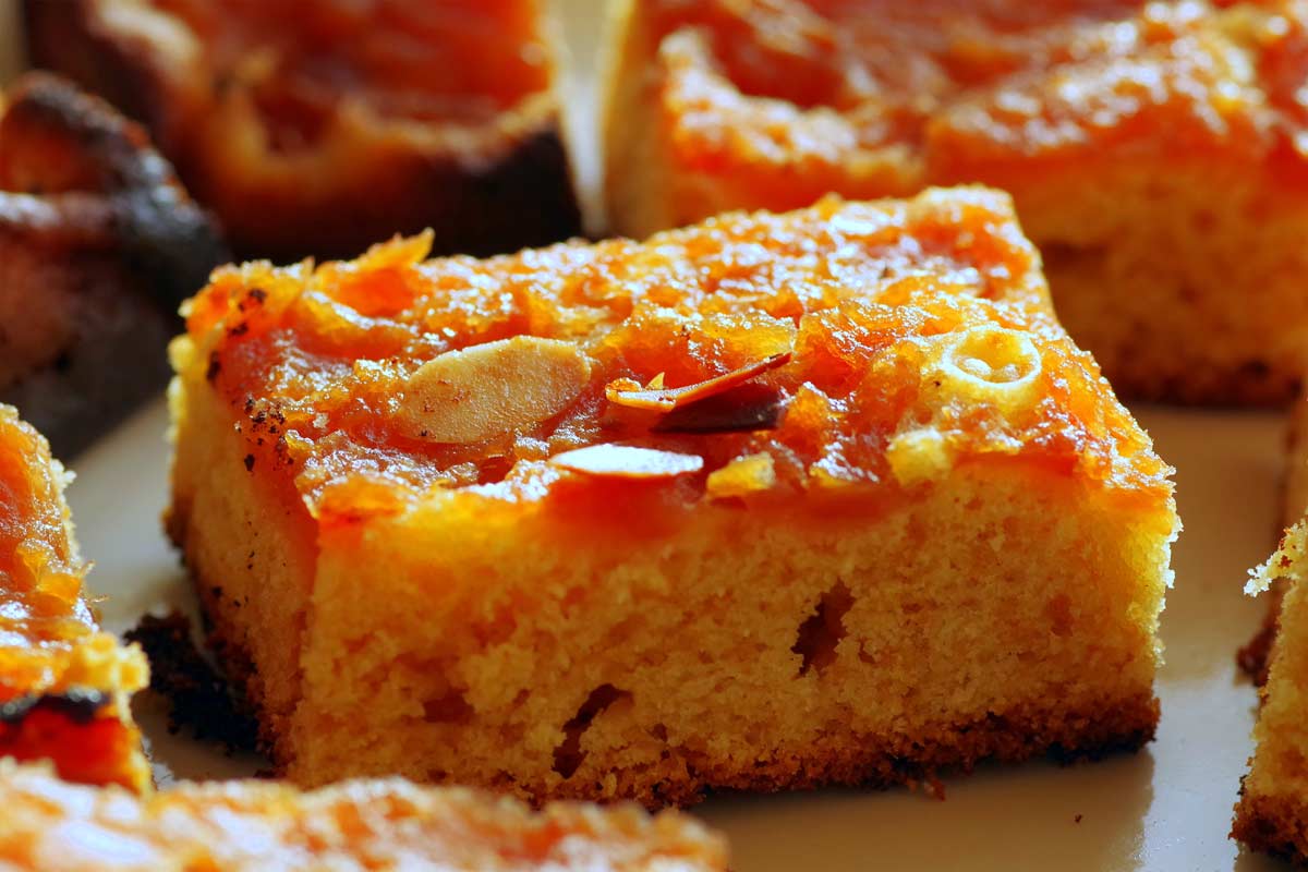 Almond cake with saffron