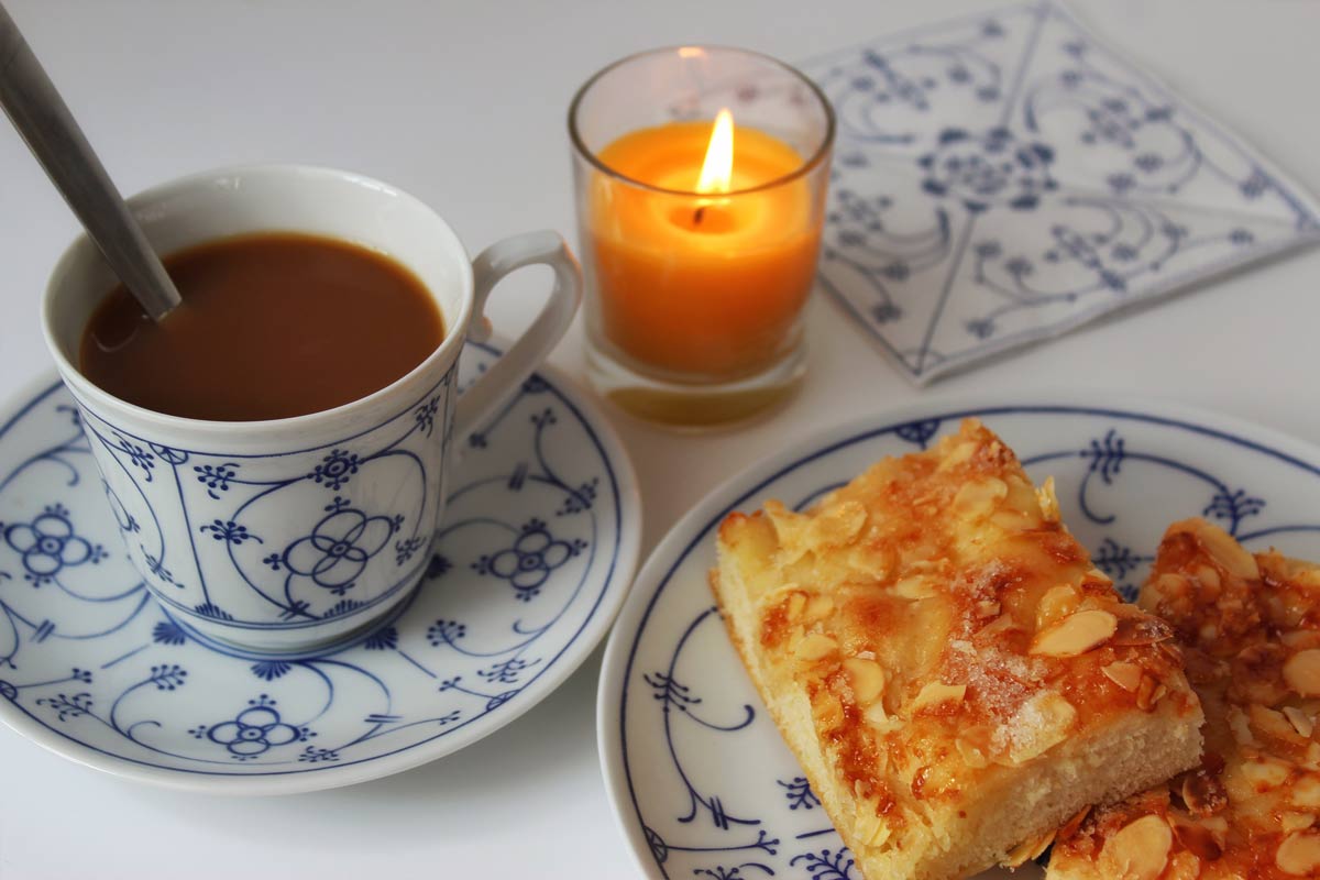 Almond and saffron cake with coffee 