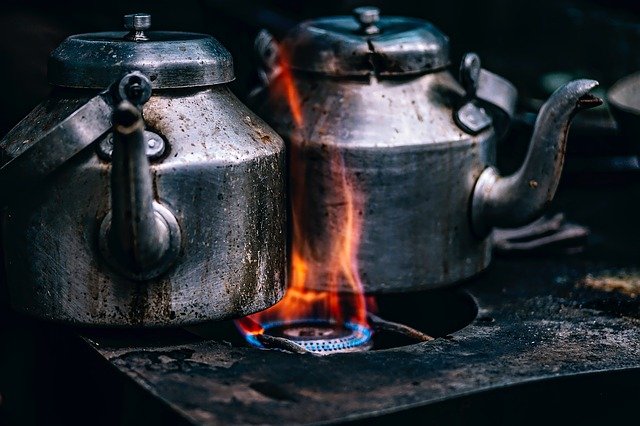 Making Iranian Saffron Tea
